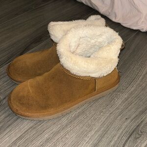 Koolaburra by UGG mini boots with fuzzy ankles, size 7 in woman’s
